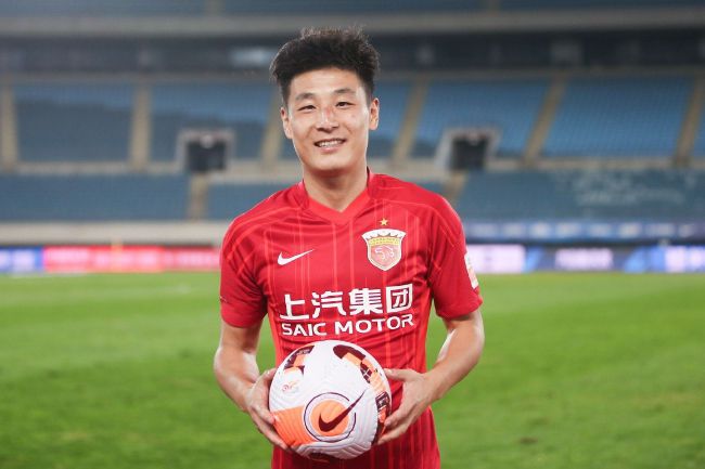 尹恩惠、宋康昊、丁一宇、严贞花等演员也特来捧场支持。